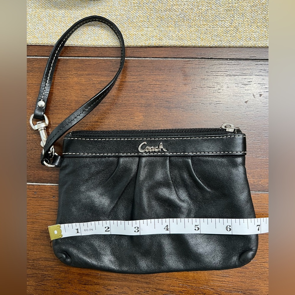 ❤️ Coach Black Leather wristlet ❤️ - Picture 4 of 11